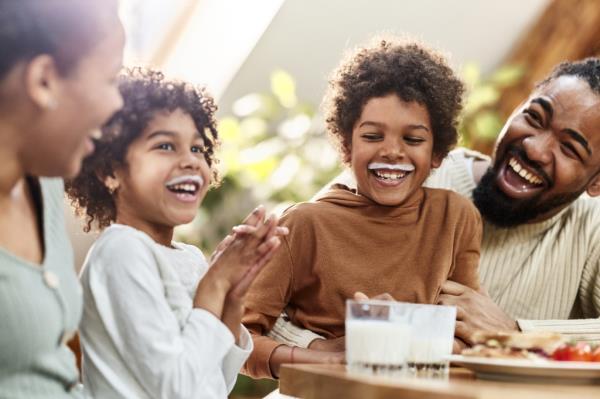 Happy African American kids havin<em></em>g milk mustache