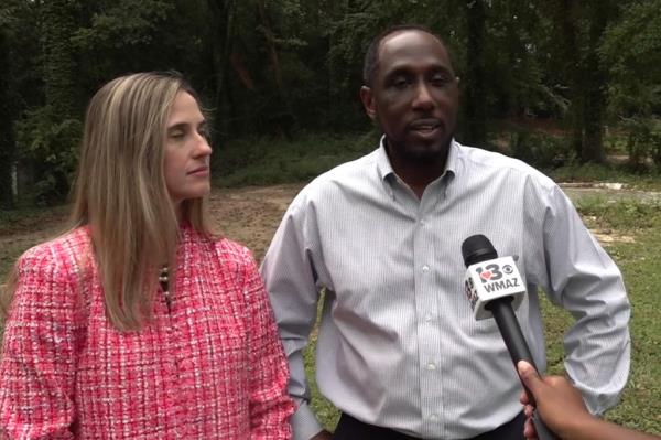 Homeowner Eric Arnold said Macon-Bibb county demolished the home he was remodeling.</p>

<p>　　