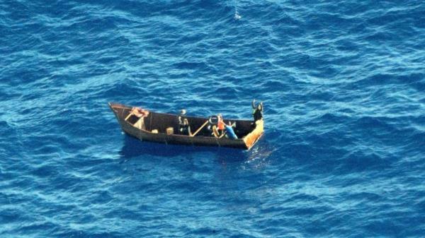 据报道，一艘船在意大利海岸倾覆，41人死亡，幸存者告诉红十字会