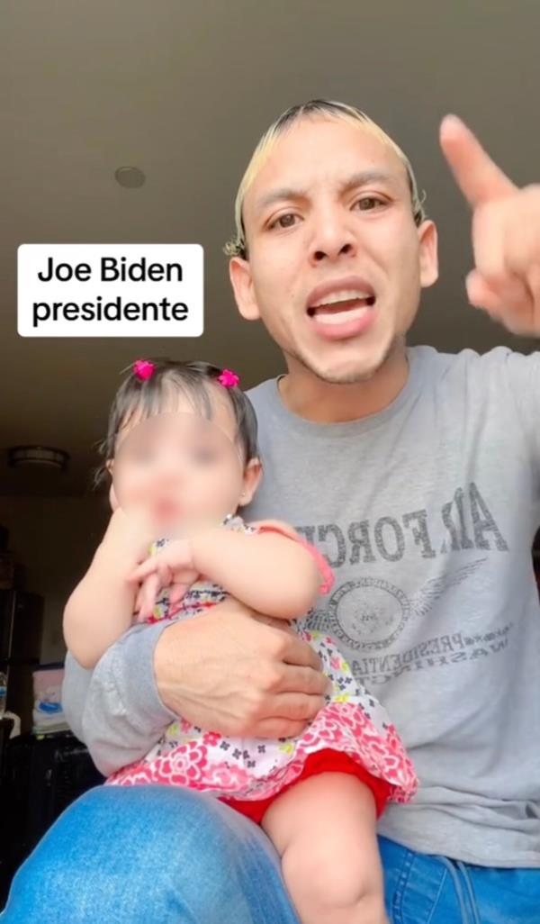 Leo<em></em>nel Moreno, a migrant TikTok influencer, holds his young daughter