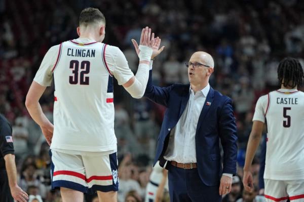 Co<em></em>nnecticut Huskies head coach Dan Hurley high-fiving center Do<em></em>novan Clingan during the NCAA 2024 semifinal game against Alabama Crimson Tide
