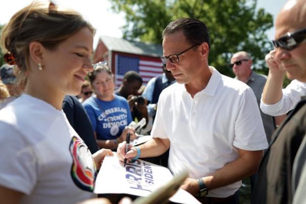 Governor Josh Shapiro speaks at a rally for Vice President Kamala Harris at the Rendezvous Run Farm in Carlisle, near Harrisburg on Saturday July 27, 2024</p>

<p>　　