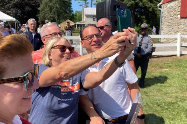 Joel Shapiro taking a selfie with a voter.