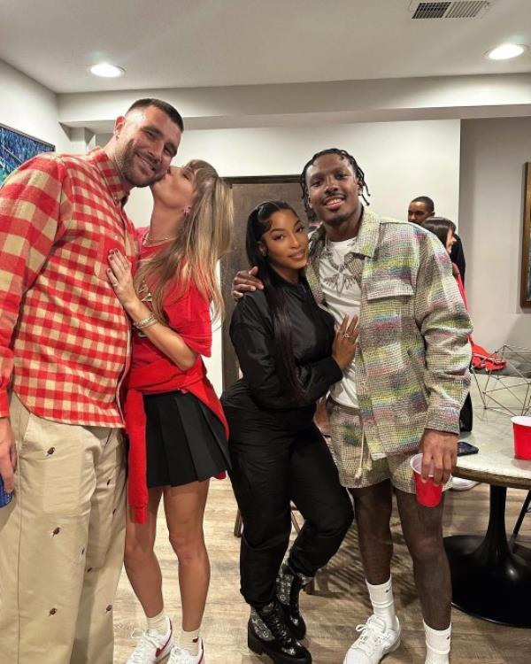 Taylor Swift Travis Kelce kiss new photos at Kansas City Chiefs game