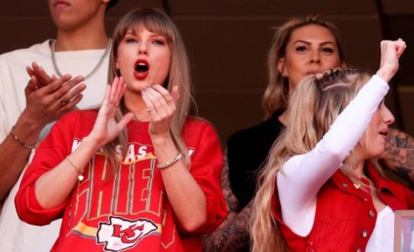 Taylor Swift at Kansas City Chiefs game