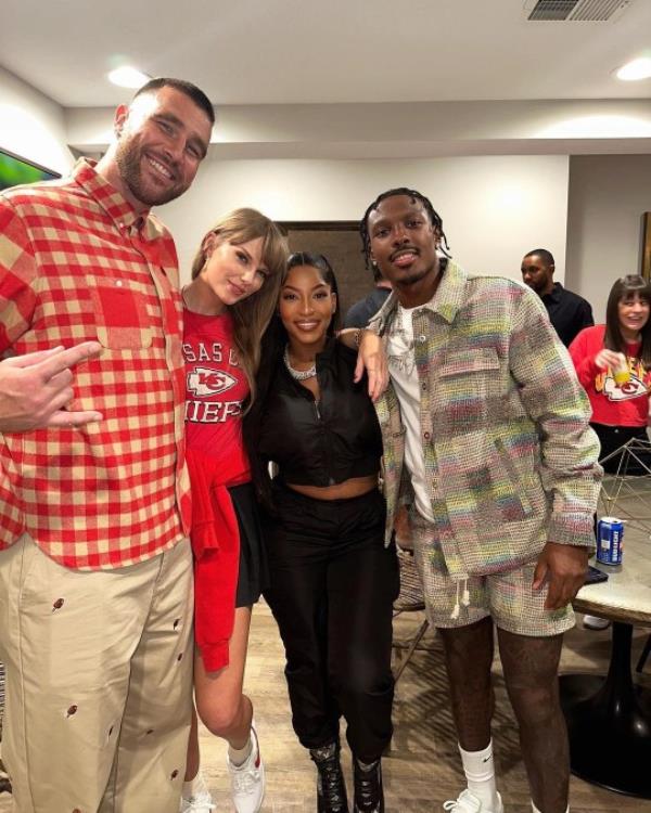 Taylor Swift Travis Kelce kiss new photos at Kansas City Chiefs game