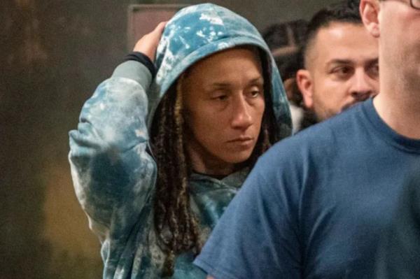 检察官：纽约警察詹妮弗·梅伦德斯因酒驾被捕，酒精浓度是法定上限的3倍