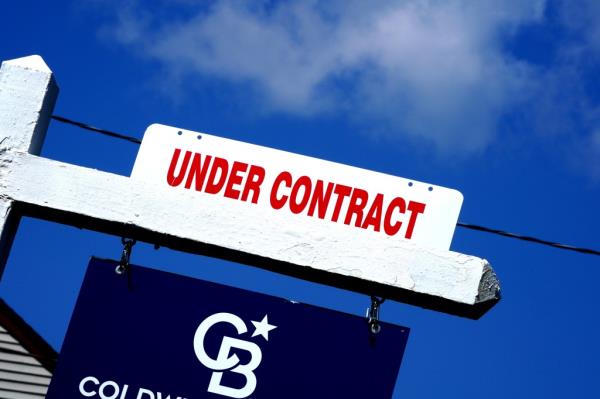 Home under co<em></em>ntract sign