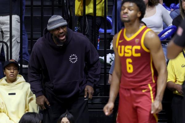 LeBron James encourages Bro<em></em>nny during a game between USC and California on February 7, 2024. 