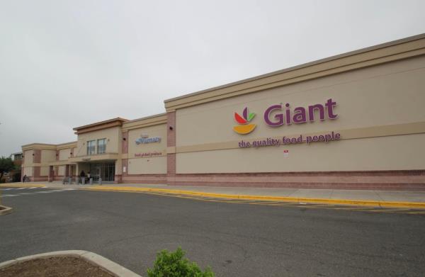 An exterior shot of a Giant food store.