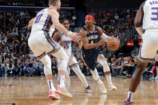 Devonte' Graham #4 of the New Orleans Pelicans moves the ball
