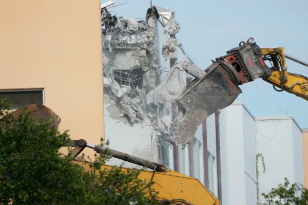 Crews beginning demolition of the Marjory Sto<em></em>neman Douglas High School building in Parkland, Florida, wher<em></em>e a shooting occurred in 2018
