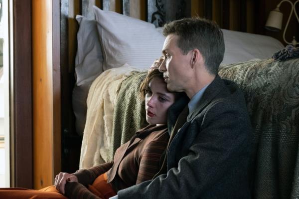 Florence Pugh as Jean Tatlock, Cillian Murphy as J. Robert Oppenheimer in 