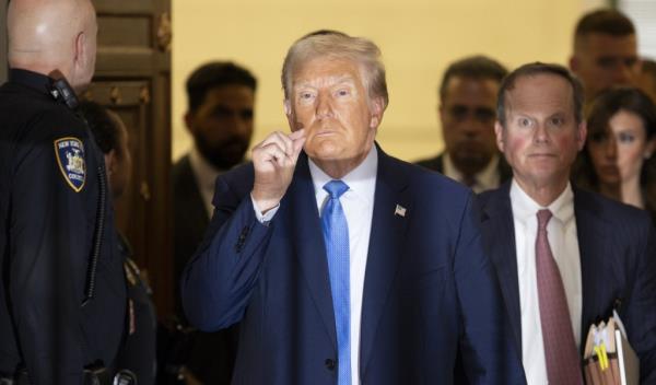 Do<em></em>nald Trump outside the courtroom