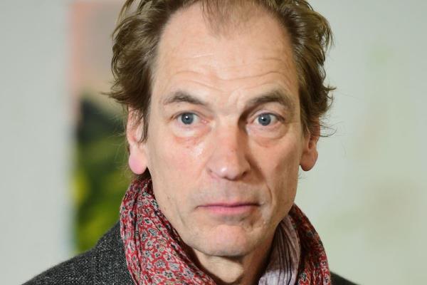 在英国演员朱利安·桑兹失踪的加利福尼亚山区发现了人类遗骸