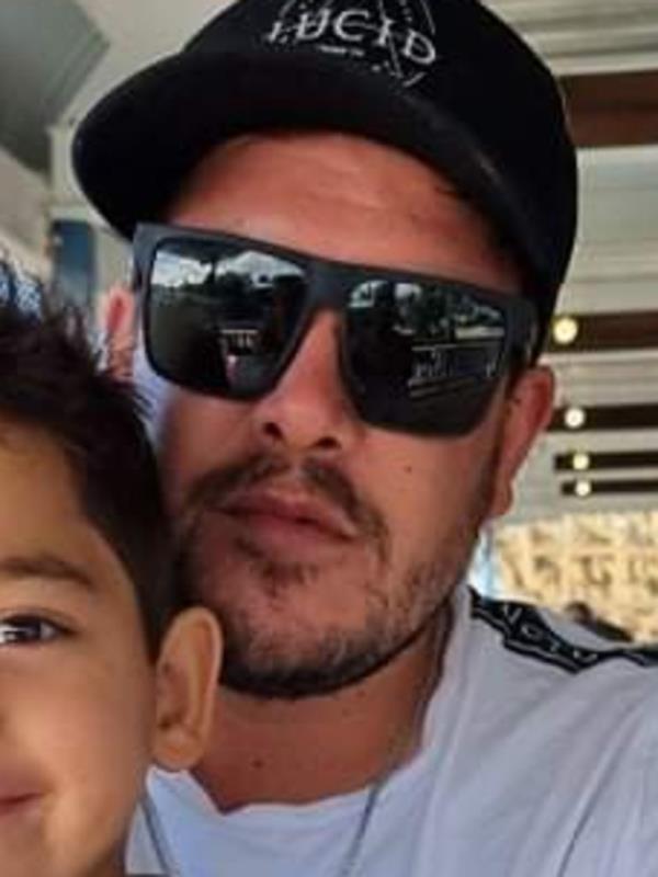 Jay Tee, a father-of-three, took to social media to slam Jetstar Airline after his family was kicked off the flight over the weekend.</p>

<p>　　