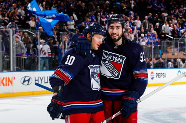 Ranges forwards Artemi Panarin (l.) and Mika Zibanejad (r.)