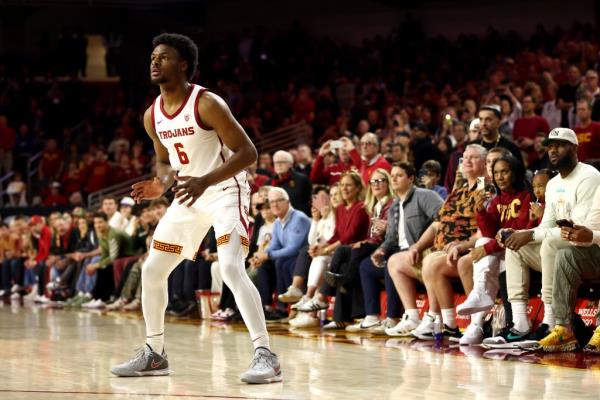 Bro<em></em>nny James plays for USC as his father, LeBron, watches in the crowd. 