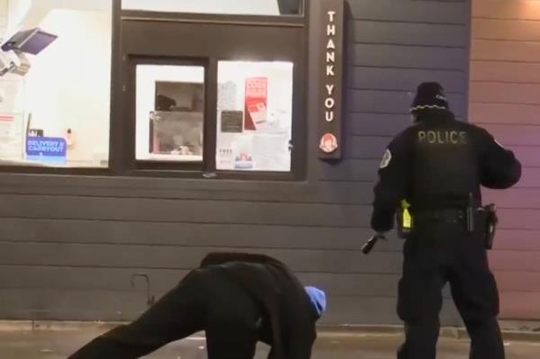 Cops investigate Chicago Wendy's shooting. 