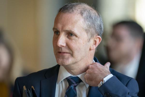 英国卫生大臣迈克尔·马西森将1.1万英镑的iPad漫游费归咎于儿子们看足球