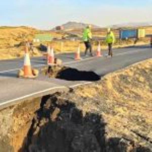 Thousands evacuated as Iceland braces for volcanic eruption