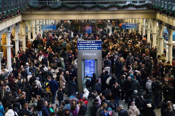 Crowds seen from above in Lo<em></em>ndon train station