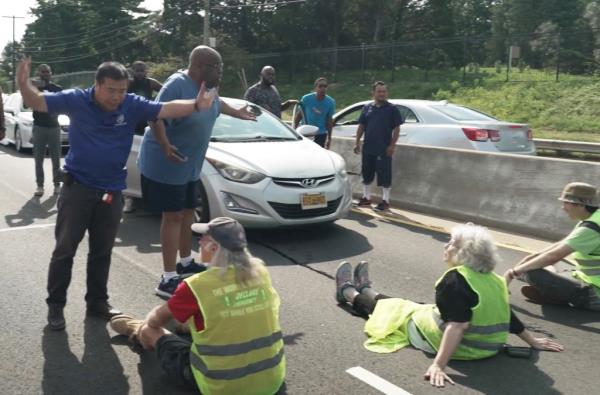 When the drivers tried to reason with the protestors, they were met with explanations a<em></em>bout the climate crisis