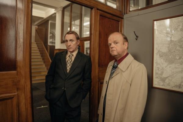 TOBY Jo<em></em>nES as DCS Dennis Hoban and MICHAEL McELHATTON as Chief Countable Ron Gregory