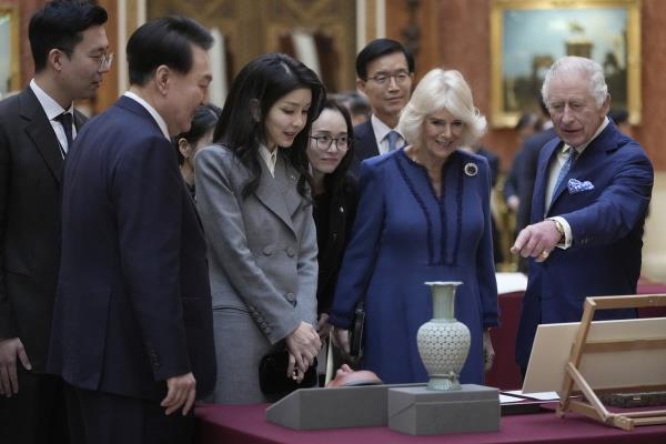 韩国皇室在白金汉宫的午餐恰逢朝鲜试图发射间谍卫星