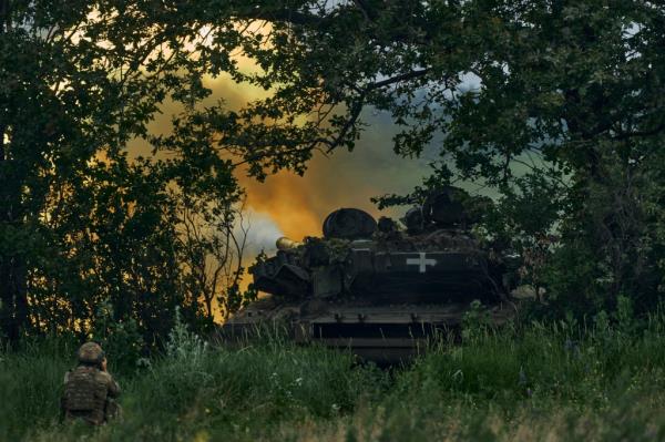 A Ukrainian tank fires toward Russian positions at the fro<em></em>ntline near Donetsk, Ukraine.</p>

<p>　　