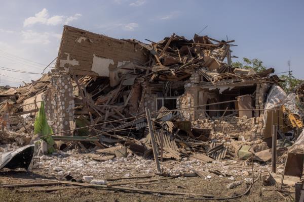 The Ukrainian military said that Russia had carried out 43 airstrikes, four missile strikes, and 51 attacks from multiple rocket launchers.</p>

<p>　　