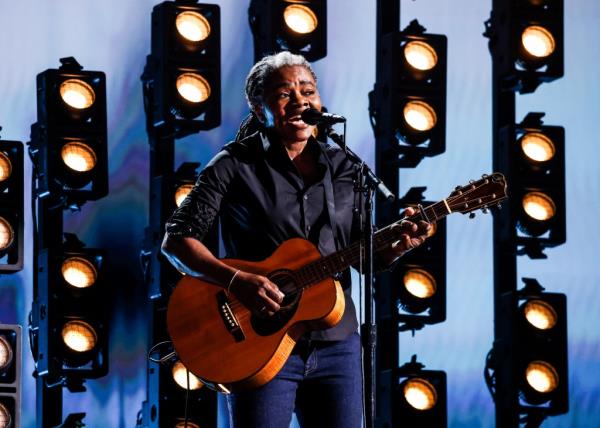 Tracy Chapman made a surprise appearance at Sunday night's Grammy Awards to sing her 1988 hit 
