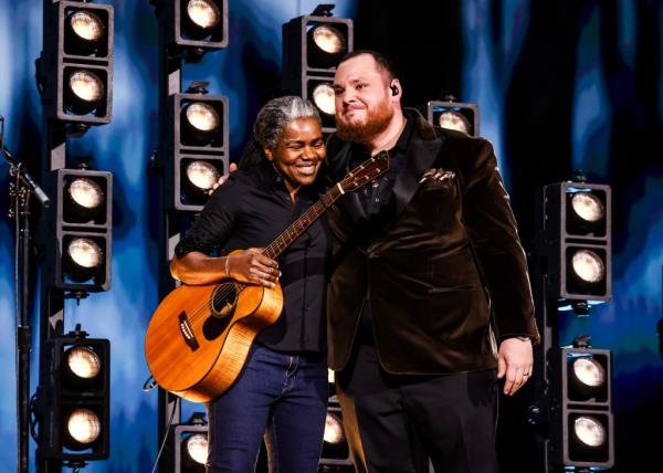 Tracy Chapman and Luke Combs performed Chapman's 1988 hit 
