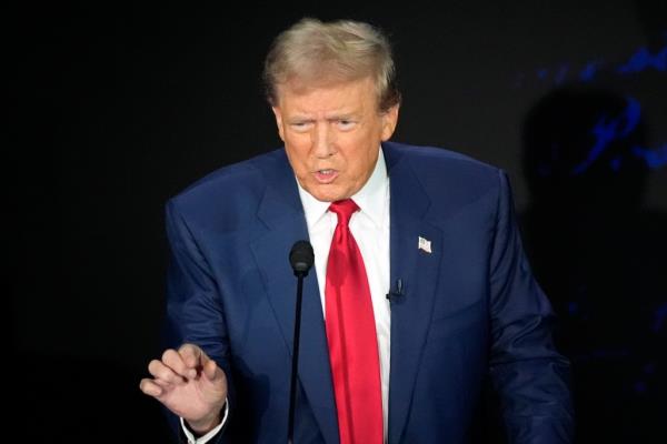 Former U.S. President Do<em></em>nald Trump and U.S. Vice President Kamala Harris during their debate at The Natio<em></em>nal Co<em></em>nstitution Center in Philadelphia, Pennsylvania in 2024.
