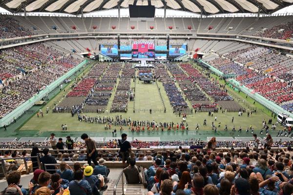 英国童子军在麻烦不断的世界聚会后参加闭幕式
