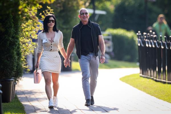 Jeff Bezos (r.) with fiancee Lauren Sanchez (l.) at the Sun Valley Media and Technology Co<em></em>nference in Idaho on July 10, 2024.