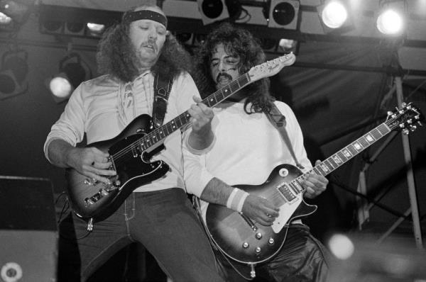 Hughie Thomasson and Freddie Salem perform with Outlaws in 1982
