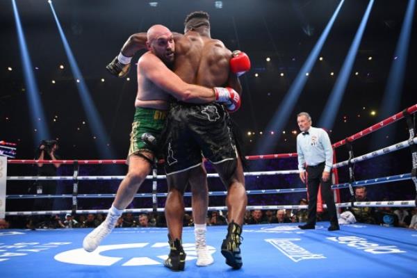  Tyson Fury holds o<em></em>nto Francis Ngannou