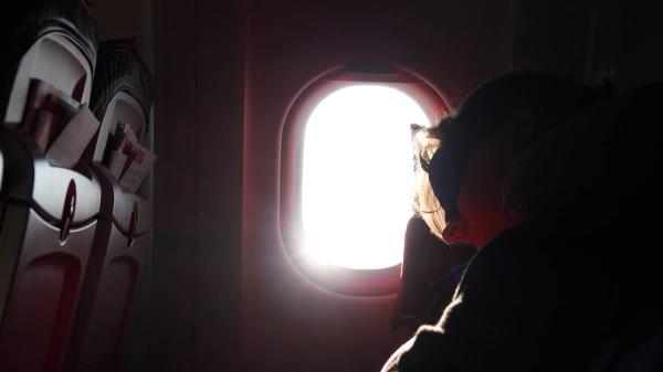 泰坦航空的空客A321从伦敦起飞，缺少两个窗户