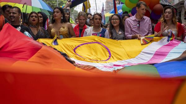 在一年一度的骄傲大游行中，同性伴侣和LGBTQ+活动人士聚集在尼泊尔首都