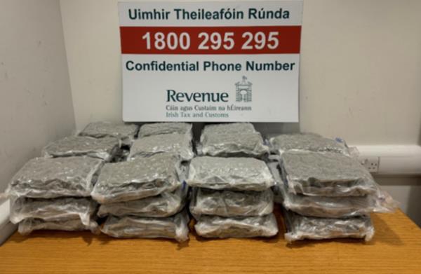 在都柏林机场，税务官员在乘客的行李中发现了价值40.32万欧元的大麻