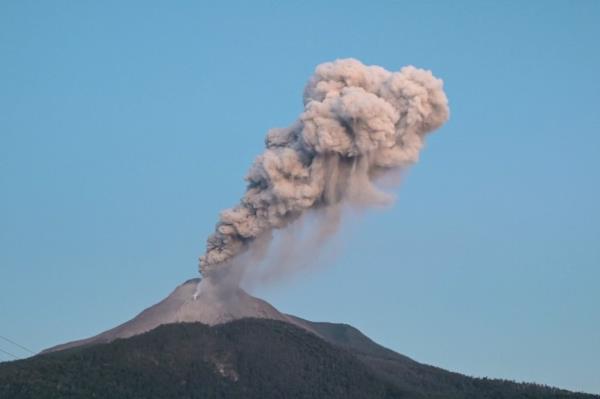 印度尼西亚的勒沃托比拉基拉基火山爆发，喷出800米高的火山灰