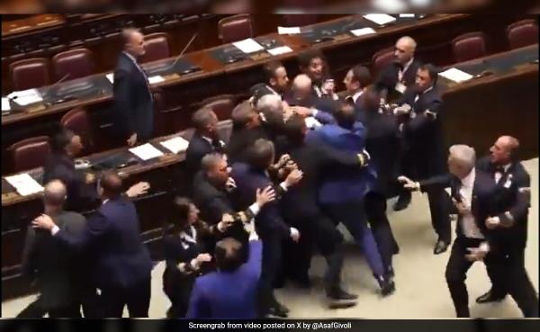 视频：意大利议会因政府法案爆发暴力冲突