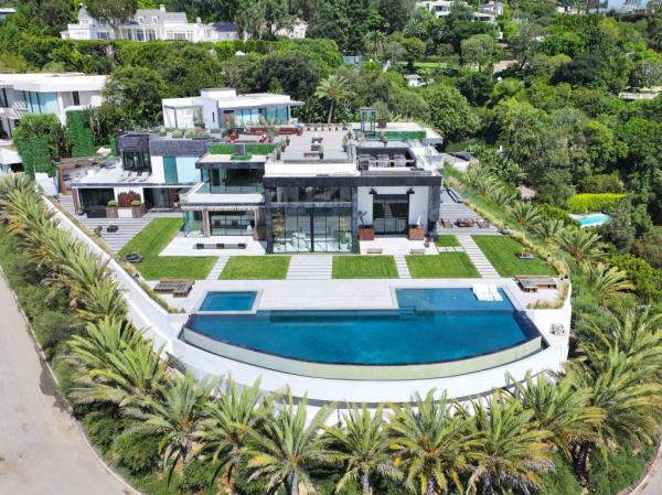 Castro has also bought a $25.5 million estate in the Hollywood Hills, shortly followed by a $4 million mansion with views of the San Gabriel Mountains.</p>

<p>　　