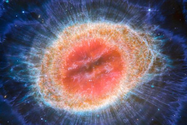 环状星云的新图像揭示了太阳死亡时的样子