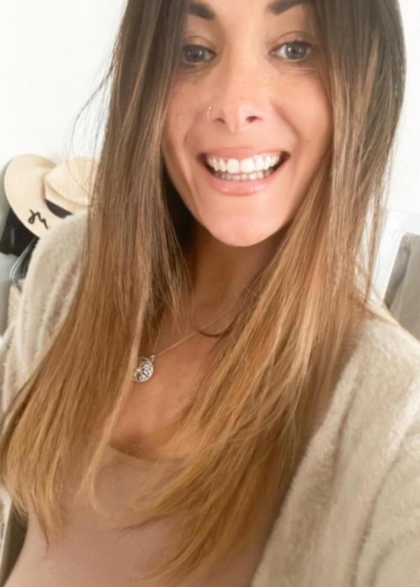 Actress Frankie Hough smiling in a portrait.</p>

<p>　　
