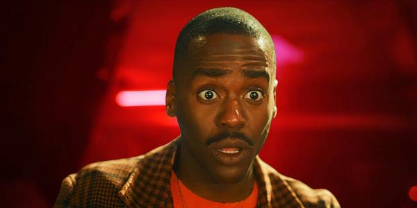 《神秘博士》第14季第5集的结局：“你认为种族主义只是过去吗？”