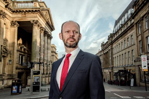 杰米·德里斯科尔是谁？工党禁止市长参选