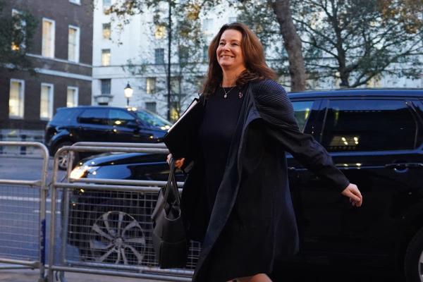 吉莉安·基根说，学校的跨性别指导将推迟到“圣诞节”