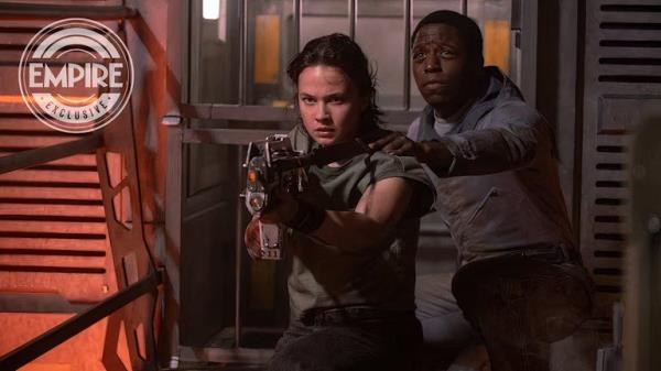 异形：罗穆卢斯图像揭示了特许经营的新的Android在紧张的Cailee Spaeny动作场景